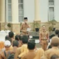 Wabup Solsel Yulian Elfi memberikan arahan kepada ASN di lingkungan Pemkab Solsel, Senin (30/6/2025). (Foto: Pemkab Solsel)