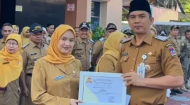 Camat Lubeg Nofiandi Amir menyerahkan piagam penghargaan kepada ASN atas kontribusi mereka dalam pembuatan video kreatif memperingati HANI dan Harganas. (Foto: Ist)
