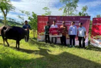Telkomsel kembali menyalurkan hewan kurban ke seluruh Indonesia melalui program CSR “Sambungkan Senyuman”. (Foto: Telkomsel)