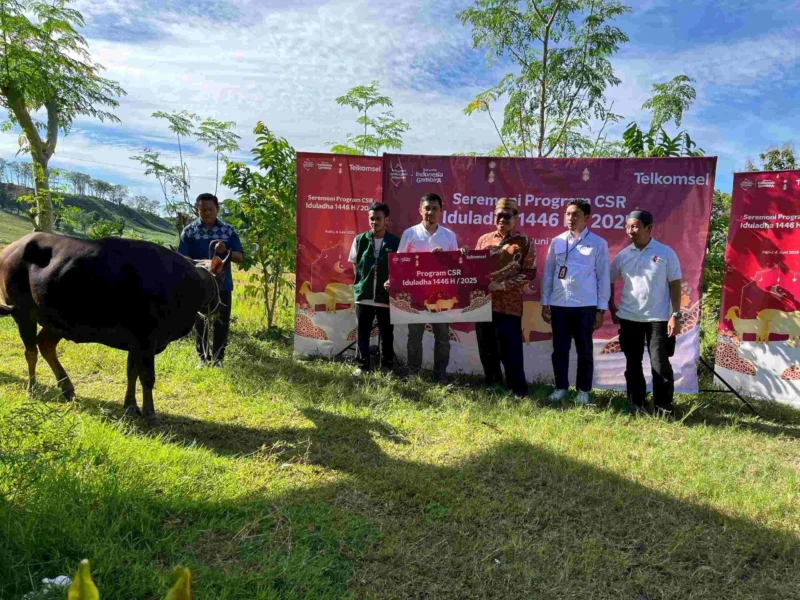 Telkomsel kembali menyalurkan hewan kurban ke seluruh Indonesia melalui program CSR “Sambungkan Senyuman”. (Foto: Telkomsel) 