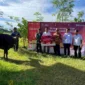 Telkomsel kembali menyalurkan hewan kurban ke seluruh Indonesia melalui program CSR “Sambungkan Senyuman”. (Foto: Telkomsel) 