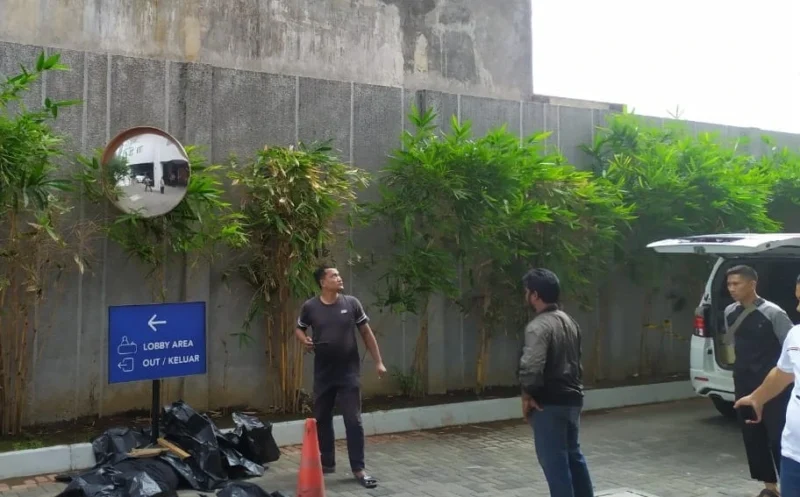 Korban ditemukan dalam kondisi tak bernyawa di basement Hotel Santika Premiere Padang, Jumat (27/6/2025) pagi. (Foto: Ist)