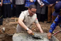 Wali Kota Bukittinggi, Ramlan Nurmatias meletakkan batu pertama pembangunan Gedung perpustakaan umum Kota Bukittinggi di halaman SMPN 4 Bukittinggi, Selasa (17/6/2025). (Foto: Pemko Bukittinggi)