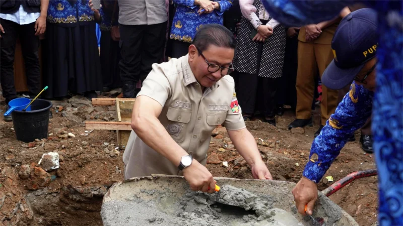 Wali Kota Bukittinggi, Ramlan Nurmatias meletakkan batu pertama pembangunan Gedung perpustakaan umum Kota Bukittinggi di halaman SMPN 4 Bukittinggi, Selasa (17/6/2025). (Foto: Pemko Bukittinggi)