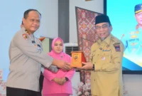 Kapolda Sumbar, Irjen Pol Gatot Tri Suryanta menyerahkan cenderamata kepada Wakil Wali Kota Padang Maigus Nasir. (Foto: Prokopim Padang)