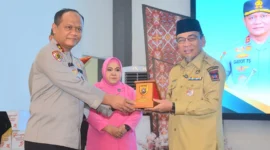 Kapolda Sumbar, Irjen Pol Gatot Tri Suryanta menyerahkan cenderamata kepada Wakil Wali Kota Padang Maigus Nasir. (Foto: Prokopim Padang)