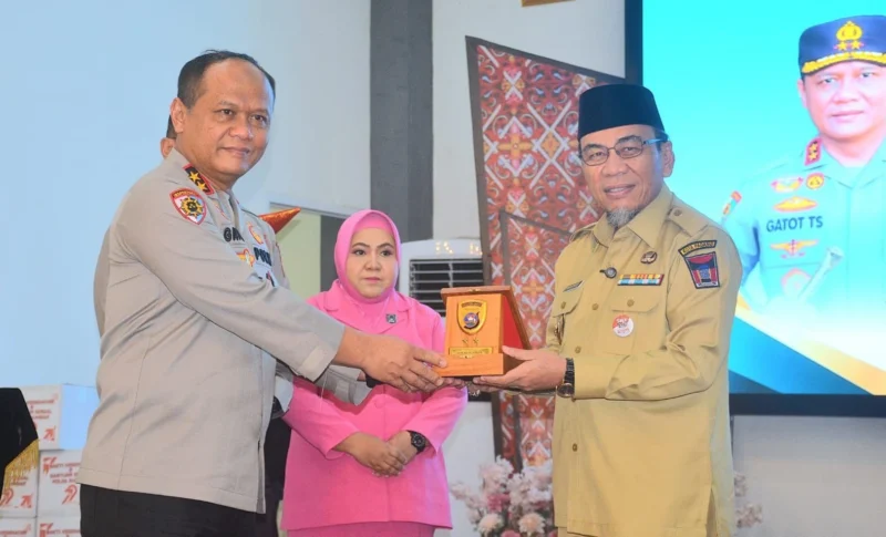 Kapolda Sumbar, Irjen Pol Gatot Tri Suryanta menyerahkan cenderamata kepada Wakil Wali Kota Padang Maigus Nasir. (Foto: Prokopim Padang)
