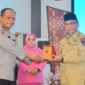 Kapolda Sumbar, Irjen Pol Gatot Tri Suryanta menyerahkan cenderamata kepada Wakil Wali Kota Padang Maigus Nasir. (Foto: Prokopim Padang)