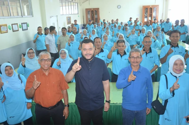 Wali Kota Padang, Fadly Amran menghadiri acara Reuni 40 Tahun Kasma 1’85 di Aula SMAN 1 Padang, Minggu (29/6/2025). (Foto: Prokopim Padang)