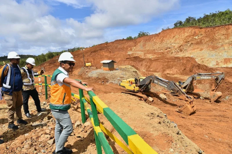 Menteri ESDM Bahlil Lahadalia mengunjungi Pulau Gag Raja Ampat dan mendengar langsung aspirasi masyarakat setempat. (Foto: Kementerian ESDM)