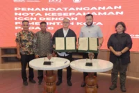 Wali Kota Padang Fadly Amran menandatangani nota kesepahaman dengan Ketua Umum ICCN, Fiki Satari di Gedung In Journey Jakarta, Selasa (10/6/2025). (Foto: Prokopim Padang)