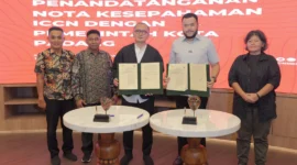 Wali Kota Padang Fadly Amran menandatangani nota kesepahaman dengan Ketua Umum ICCN, Fiki Satari di Gedung In Journey Jakarta, Selasa (10/6/2025). (Foto: Prokopim Padang)
