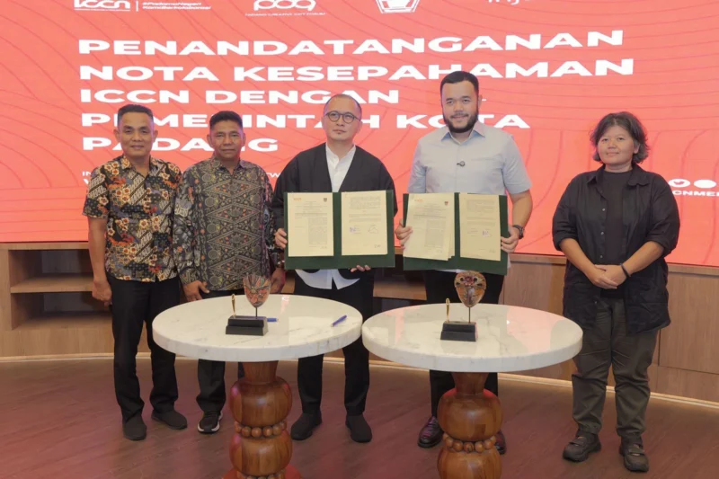 Wali Kota Padang Fadly Amran menandatangani nota kesepahaman dengan Ketua Umum ICCN, Fiki Satari di Gedung In Journey Jakarta, Selasa (10/6/2025). (Foto: Prokopim Padang)