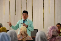 Wakil Wali Kota Padang Maigus Nasir memotivasi tenaga kesehatan untuk selalu memberikan pelayanan kesehatan prima berbasis iman.  (Foto: Prokopim Padang)