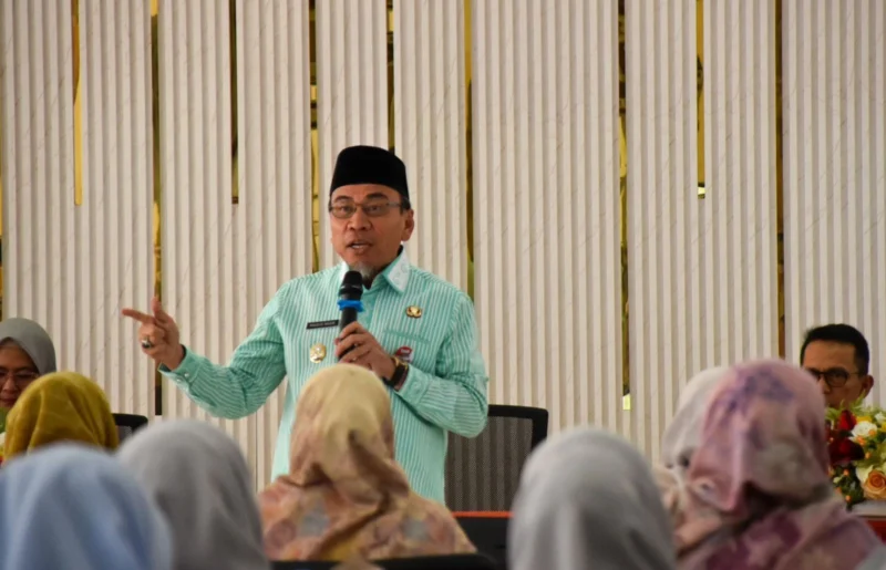 Wakil Wali Kota Padang Maigus Nasir memotivasi tenaga kesehatan untuk selalu memberikan pelayanan kesehatan prima berbasis iman.  (Foto: Prokopim Padang)