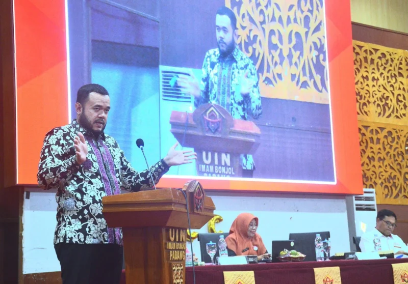 Wali Kota Padang, Fadly Amran menjadi pembicara dalam ICCE 2 Tahun 2025 yang digelar di Auditorium Prof. Mahmud Yunus, Kampus II UIN-IB Padang, Kamis (12/6/2025). (Foto: Prokopim Padang)