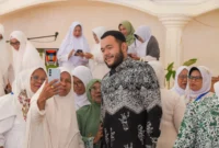 Wali Kota Padang Fadly Amran berswafoto dengan ibu-ibu MTI Sumbar, Sabtu (21/6/2025). (Foto: Prokopim Padang)