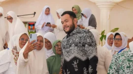 Wali Kota Padang Fadly Amran berswafoto dengan ibu-ibu MTI Sumbar, Sabtu (21/6/2025). (Foto: Prokopim Padang)