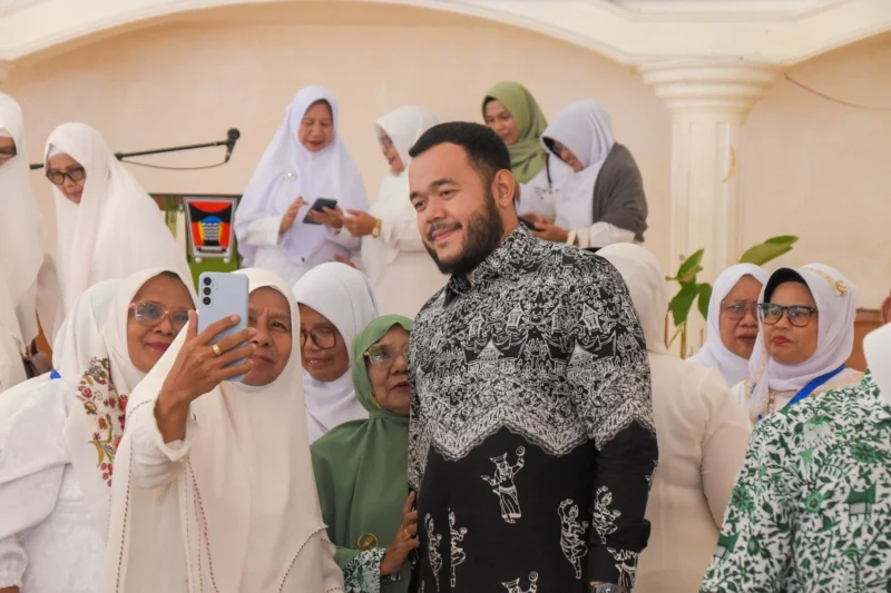 Wali Kota Padang Fadly Amran berswafoto dengan ibu-ibu MTI Sumbar, Sabtu (21/6/2025). (Foto: Prokopim Padang)
