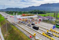 Sejumlah kendaraan memasuki gerbang Tol Padang-Sicincin saat libur Panjang kemarin. (Foto: PT Hutama Karya)