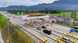Sejumlah kendaraan memasuki gerbang Tol Padang-Sicincin saat libur Panjang kemarin. (Foto: PT Hutama Karya)