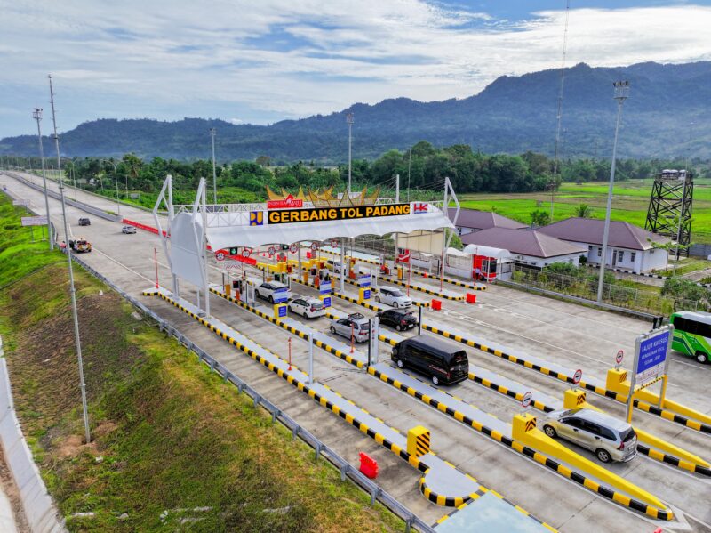 Sejumlah kendaraan memasuki gerbang Tol Padang-Sicincin saat libur Panjang kemarin. (Foto: PT Hutama Karya)