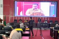 Kepala Dinas Koperasi dan UKM Padang Fauzan Ibnovi memberikan sambutan pada kegiatan Praktek Izin Produk Halal Sustainable bagi UMKM Sawit di Sumatera Barat di Ruang Bagindo Aziz Chan, Balai Kota Padang, Selasa (24/6/2025).