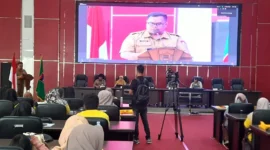 Kepala Dinas Koperasi dan UKM Padang Fauzan Ibnovi memberikan sambutan pada kegiatan Praktek Izin Produk Halal Sustainable bagi UMKM Sawit di Sumatera Barat di Ruang Bagindo Aziz Chan, Balai Kota Padang, Selasa (24/6/2025).