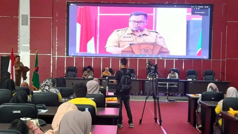 Kepala Dinas Koperasi dan UKM Padang Fauzan Ibnovi memberikan sambutan pada kegiatan Praktek Izin Produk Halal Sustainable bagi UMKM Sawit di Sumatera Barat di Ruang Bagindo Aziz Chan, Balai Kota Padang, Selasa (24/6/2025).