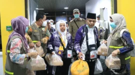 Jemaah haji kloter 04 Debarkasi Padang mendarat di  BIM, Selasa (17/6/2025) malam. (Foto: Kemenag Sumbar)