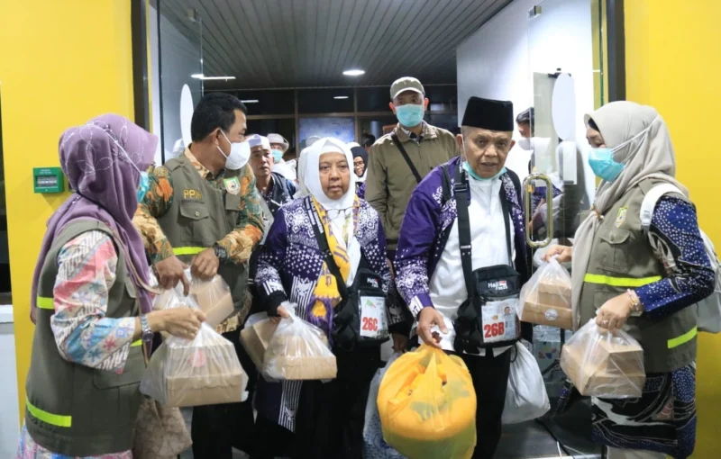 Jemaah haji kloter 04 Debarkasi Padang mendarat di  BIM, Selasa (17/6/2025) malam. (Foto: Kemenag Sumbar)