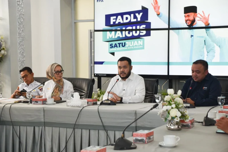 Wali Kota Padang, Fadly Amran menggelar pertemuan dengan PT. Collega Inti Pratama (Telkom Group) di Gedung Putih Rumah Dinas Wali Kota Padang, Rabu (18/6/2025). (Foto: Prokopim Padang)