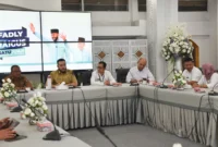 Wali Kota Padang Fadly Amran memimpin Rakor tindak lanjut pembebasan lahan proyek normalisasi Sungai Batang Kandis di Gedung Putih Rumah Dinas Wali Kota Padang, Selasa (24/6/2025). (Foto: Prokopim Padang)