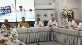 Wali Kota Padang Fadly Amran memimpin Rakor tindak lanjut pembebasan lahan proyek normalisasi Sungai Batang Kandis di Gedung Putih Rumah Dinas Wali Kota Padang, Selasa (24/6/2025). (Foto: Prokopim Padang)