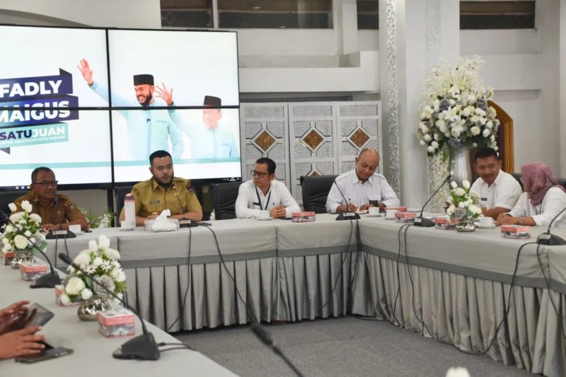 Wali Kota Padang Fadly Amran memimpin Rakor tindak lanjut pembebasan lahan proyek normalisasi Sungai Batang Kandis di Gedung Putih Rumah Dinas Wali Kota Padang, Selasa (24/6/2025). (Foto: Prokopim Padang)