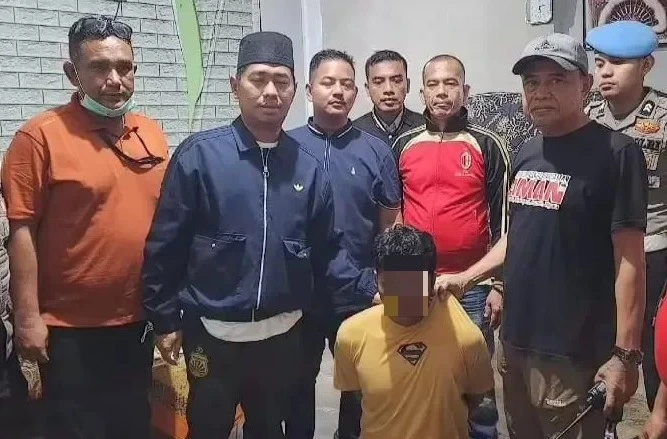 Terduga pelaku mutilasi di Padang Pariaman saat diamankan polisi. (Foto: IG Polres Padang Pariaman)