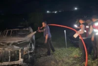 Seorang pemilik vila di Nusa Penida nekat membakar mobil warga yang parkir sembarangan di lahannya. (Foto: Polsek Nusa Penida)