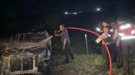 Seorang pemilik vila di Nusa Penida nekat membakar mobil warga yang parkir sembarangan di lahannya. (Foto: Polsek Nusa Penida)