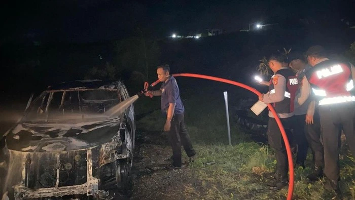 Seorang pemilik vila di Nusa Penida nekat membakar mobil warga yang parkir sembarangan di lahannya. (Foto: Polsek Nusa Penida)