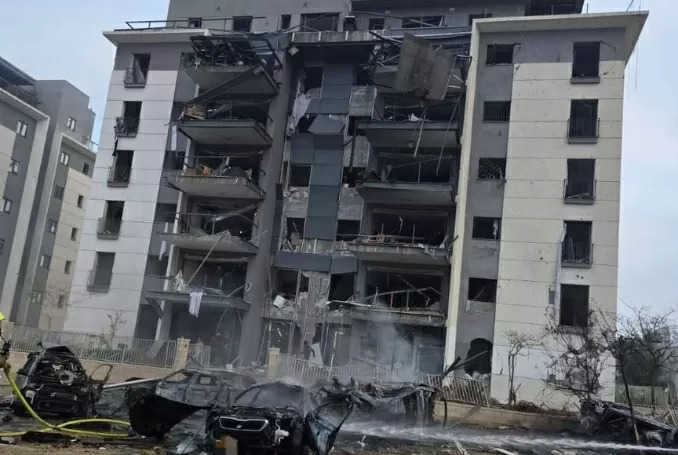 Kerusakan parah di Kota Beersheba ketika satu rudal Iran yang tidak terdeteksi menghantam situs militer Israel. (Foto: Telegram)