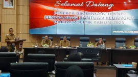 Plt Asisten I Setdako Padang Mairizon membuka kegiatan Bimtek Optimalisasi Penggunaan Bantuan Keuangan Ruang Abu Bakar Jaar Balai Kota Padang, Senin (30/6/2025). (Foto: Ist)