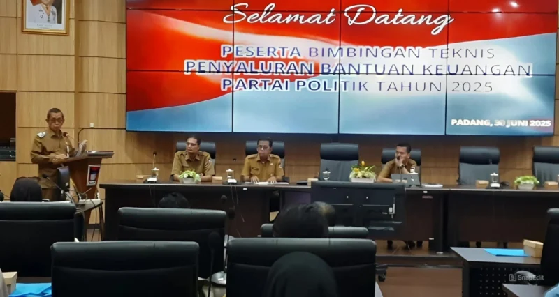 Plt Asisten I Setdako Padang Mairizon membuka kegiatan Bimtek Optimalisasi Penggunaan Bantuan Keuangan Ruang Abu Bakar Jaar Balai Kota Padang, Senin (30/6/2025). (Foto: Ist)