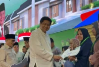 Menteri PKP Maruarar secara simbolis menyerahkan kunci rumah subsidi kepada para guru ngaji dan guru agama saat Tasyakur Milad 50 Tahun MUI di Asrama Haji Pondok Gede, Jakarta Timur, Sabtu malam (26/7/2025). (Foto: Kementerian PKP)