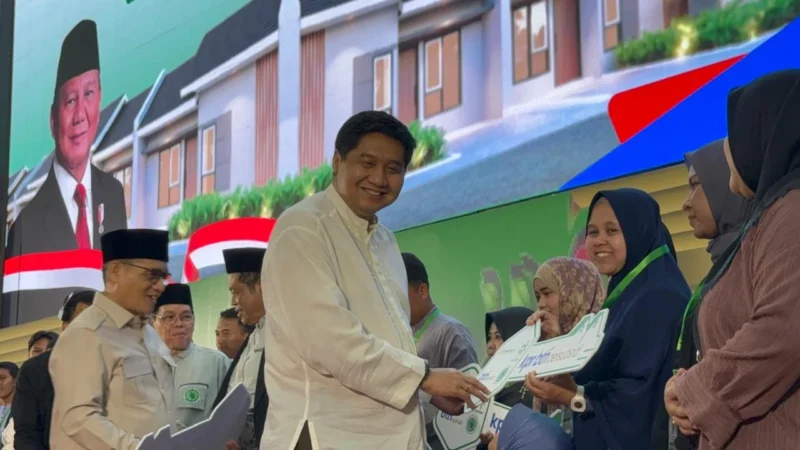 Menteri PKP Maruarar secara simbolis menyerahkan kunci rumah subsidi kepada para guru ngaji dan guru agama saat Tasyakur Milad 50 Tahun MUI di Asrama Haji Pondok Gede, Jakarta Timur, Sabtu malam (26/7/2025). (Foto: Kementerian PKP)