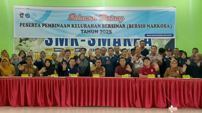 Badan Kesbangpol Padang menggelar Sosialisasi Pembinaan Kelurahan Bersinar (Bersih Narkoba) di Aula SMK SMAK Padang, Selasa (15/7/2025). (Foto. Ist)