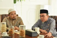 Wawako Padang Maigus Nasir dalam pertemuan bersama pemilik aplikasi absen salat berjamaah Shollu.com di ruang kerjanya Kantor Balai Kota Padang, Jumat (18/7/2025). (Foto: Prokopim Padang)