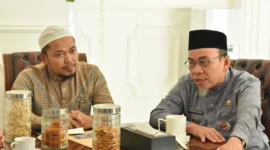 Wawako Padang Maigus Nasir dalam pertemuan bersama pemilik aplikasi absen salat berjamaah Shollu.com di ruang kerjanya Kantor Balai Kota Padang, Jumat (18/7/2025). (Foto: Prokopim Padang)