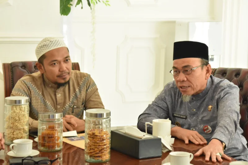 Wawako Padang Maigus Nasir dalam pertemuan bersama pemilik aplikasi absen salat berjamaah Shollu.com di ruang kerjanya Kantor Balai Kota Padang, Jumat (18/7/2025). (Foto: Prokopim Padang)