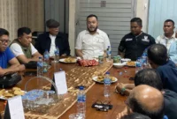 Wali Kota Padang Fadly Amran memimpin mediasi kericuhan yang terjadi di Kelurahan Padang Sarai, Kecamatan Koto Tangah, Minggu (27/7/2025). (Foto: Prokopim Padang)