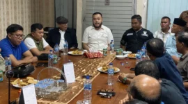 Wali Kota Padang Fadly Amran memimpin mediasi kericuhan yang terjadi di Kelurahan Padang Sarai, Kecamatan Koto Tangah, Minggu (27/7/2025). (Foto: Prokopim Padang)